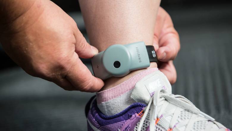 Electronic tag fitted on ankle