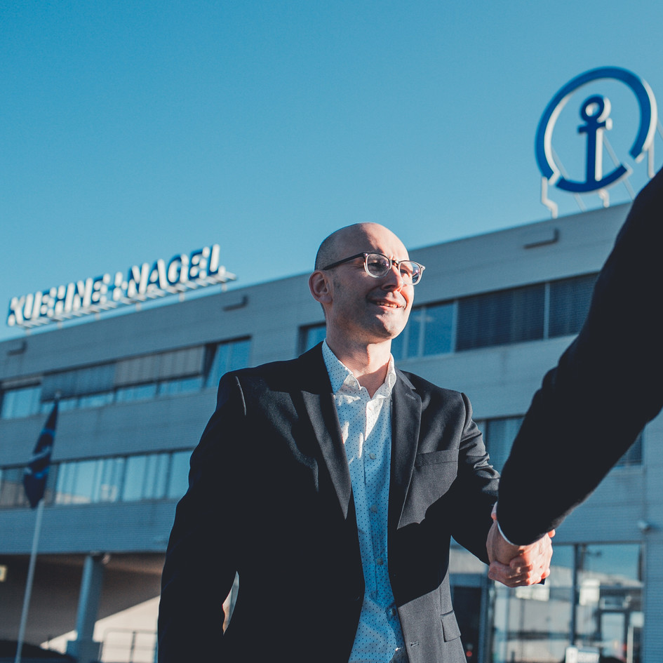 Kuehne + Nagel director shaking hands with G4S officer