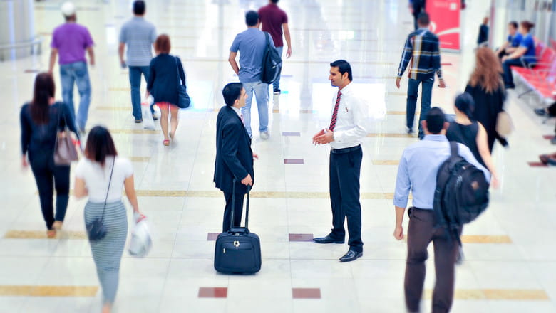 Cestující na letišti se ptá na cestu