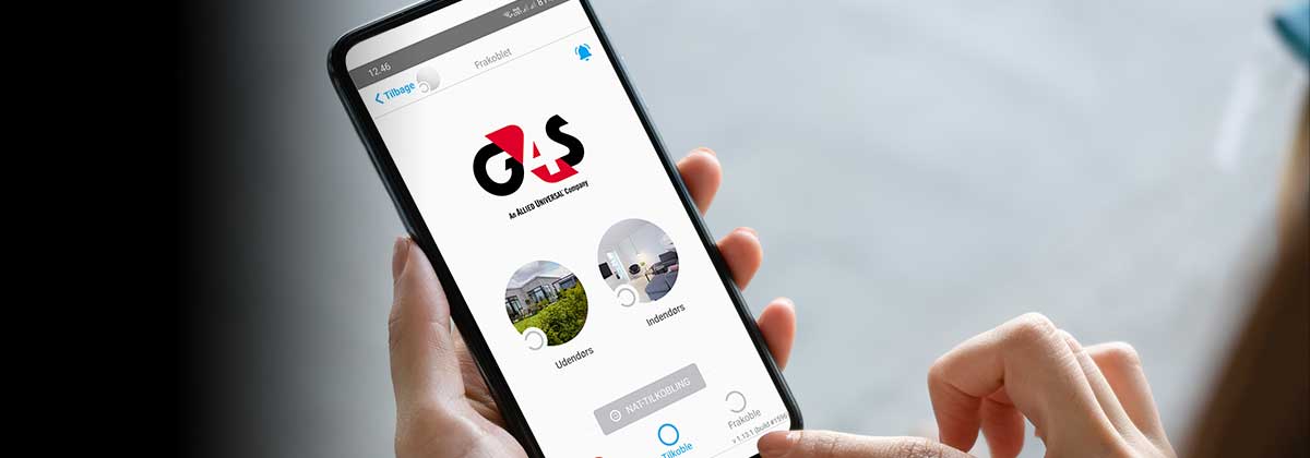 App i hånden på en kvinde
