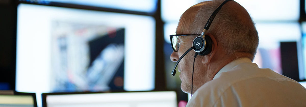 Ældre mand på kontrolcentralen