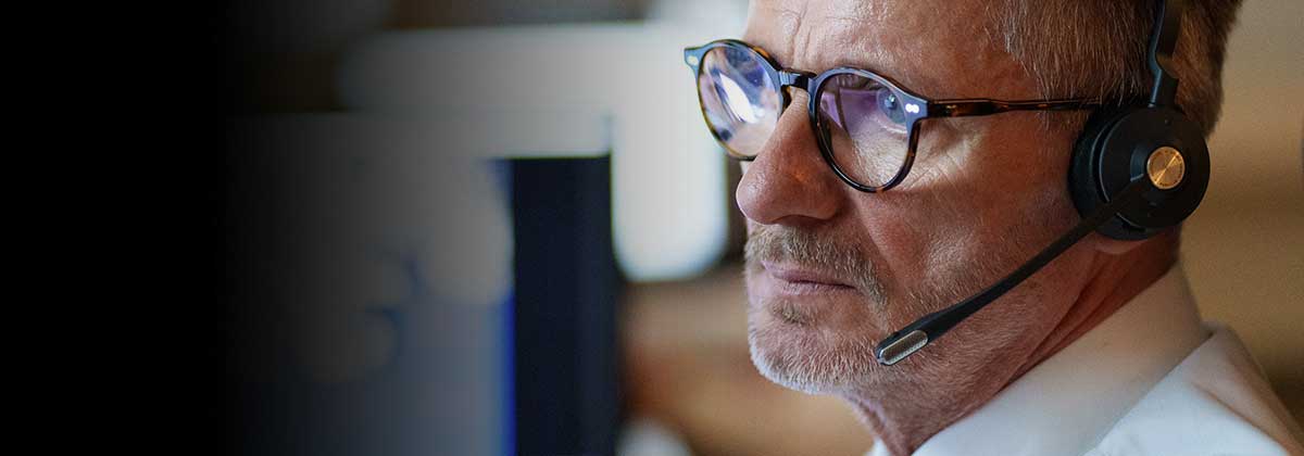 Komcentreret mand på kontrolcentralen