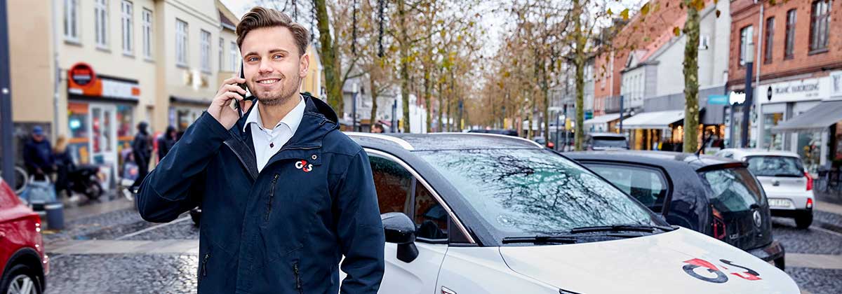 G4S sikkerhedskonsulent foran bygade