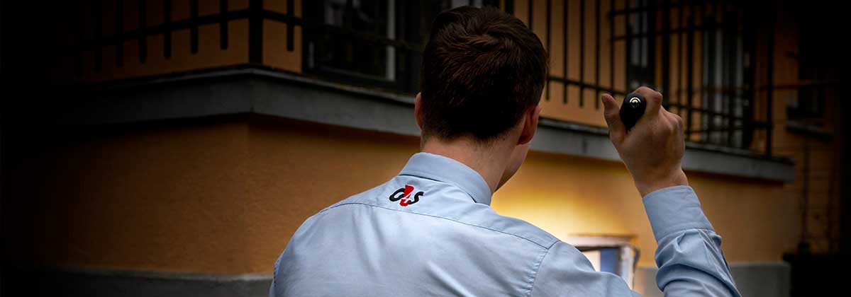 Vagt lyser rundt på hus om aftenen