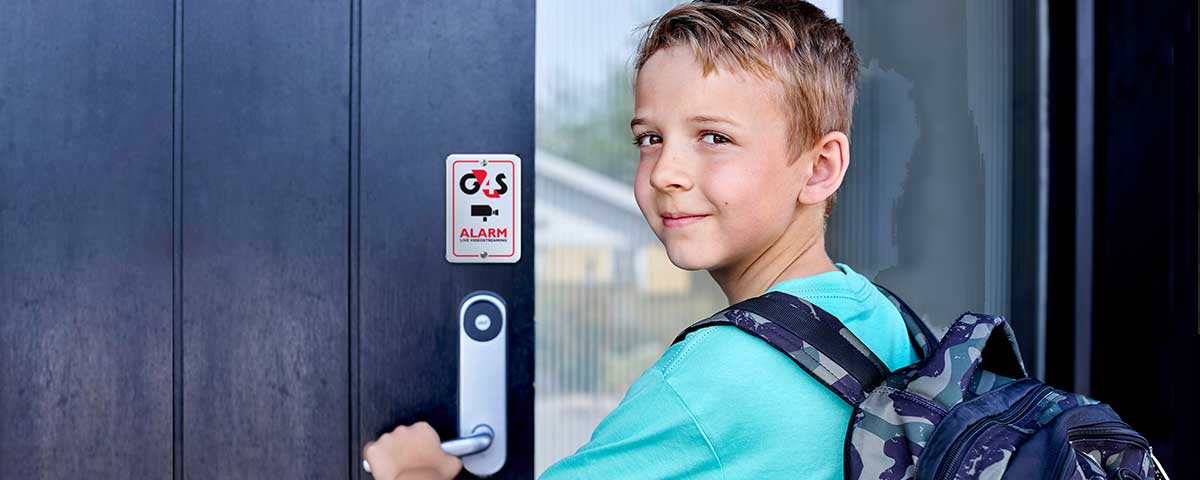 Dreng åbner dør efter skole