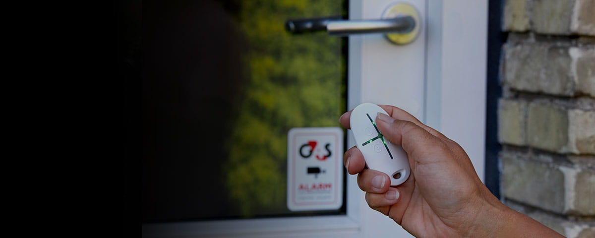 Anne slår G4S alarmen fra med en fjernbetjening