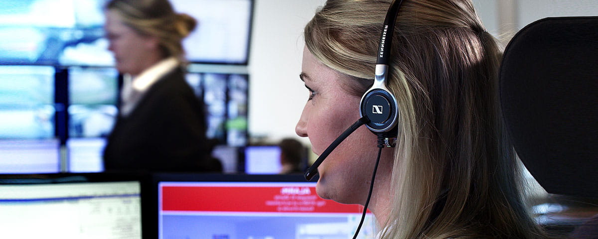 Kvinde med headset fra kontrolcentralen