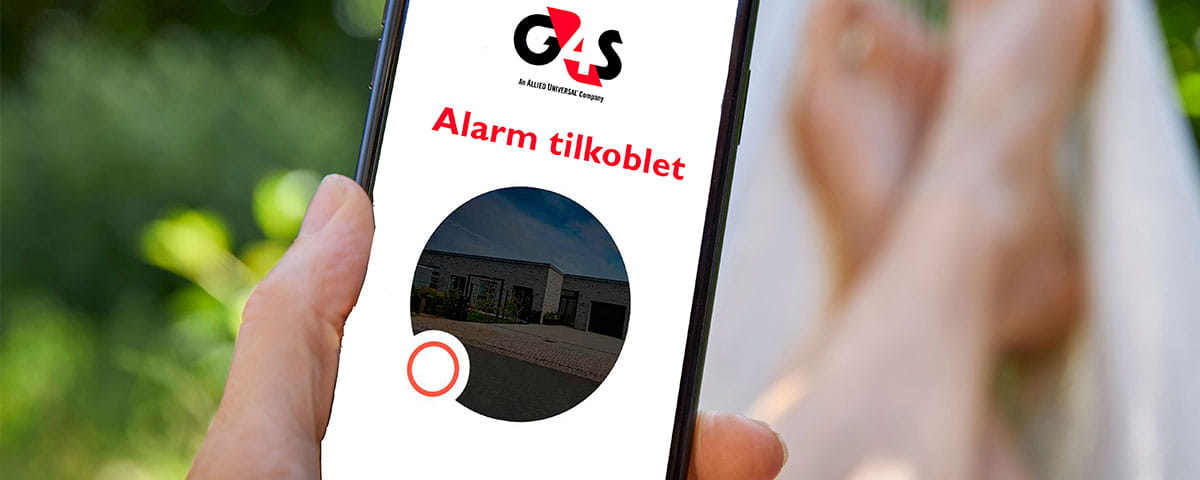 Kvinde med app i hånden