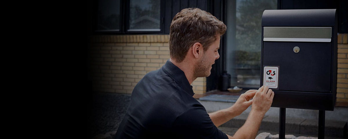 Konsulent sætter alarmskilt på postkasse