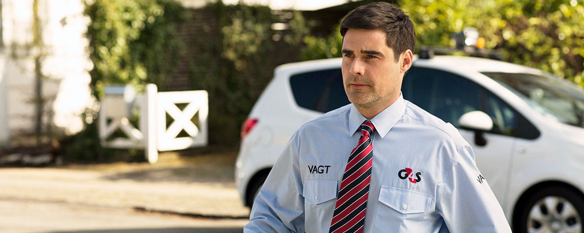 Vagt går over en villavej