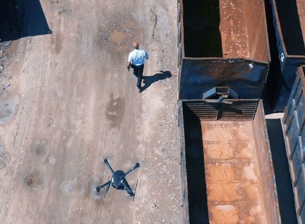 Drone flyver over byggeplads 