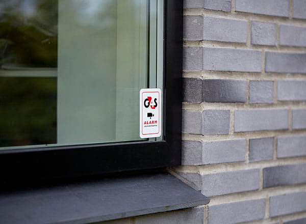 G4S alarmskilt på vindue i hus