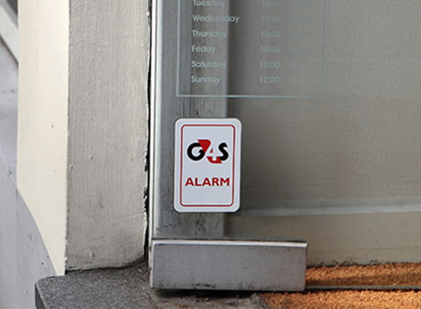 Alarmskilt på erhvervsbygning