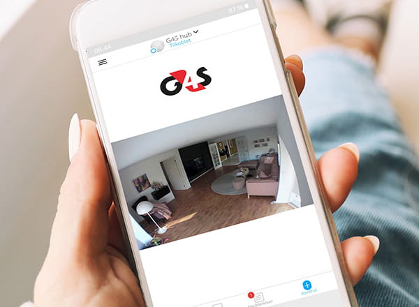 Kvinde tager billeder med alarmen og ser dem i appen