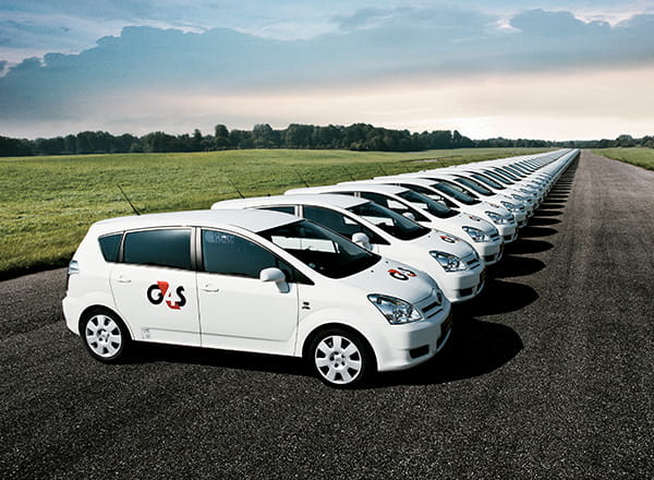 G4S biler parkeret på linje