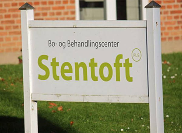 Skilt af Bo og behandlingscenteret Stentoft