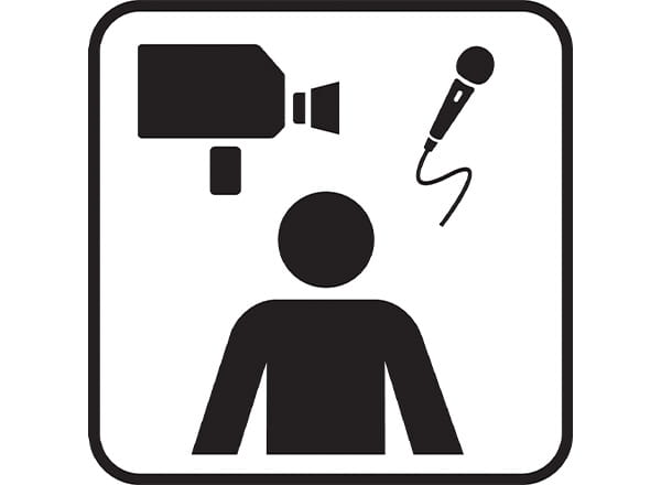 Kamera og mikrofon på person i sort