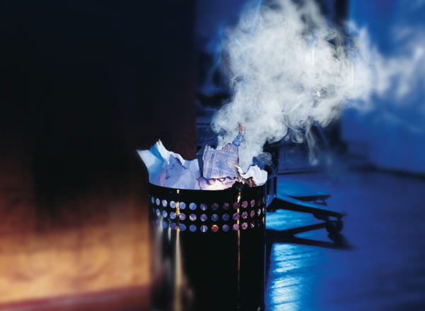 Papir brænder i spand 