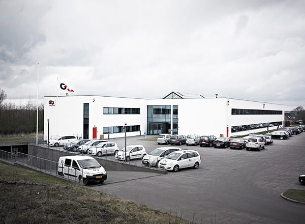 Bygning med G4S biler parkeret foran