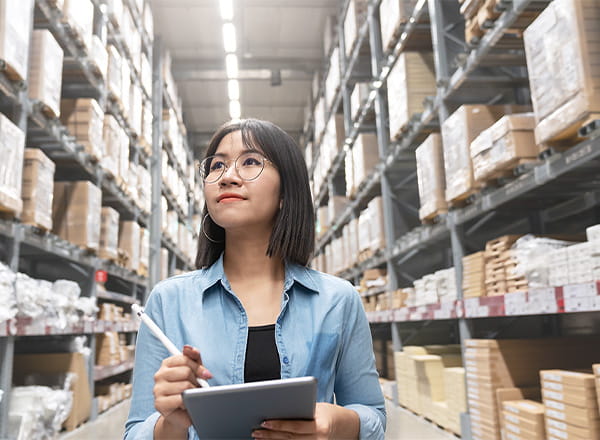 Dame der går rundt på lager