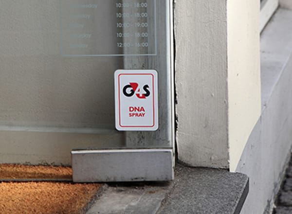 DNA spray skilt på dør til butik