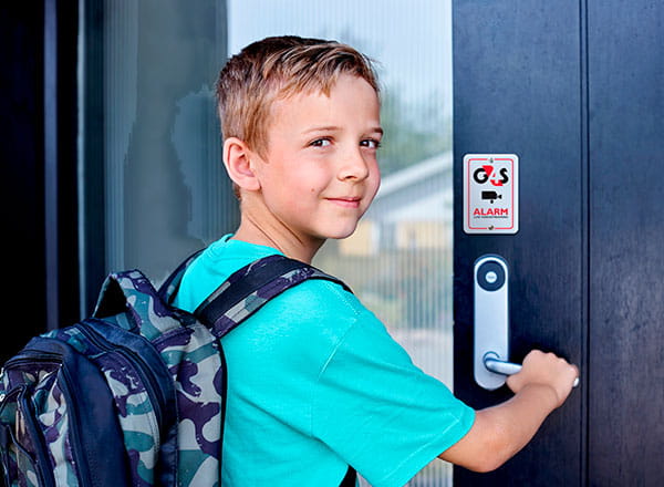 Dreng slår alarmen fra på vej hjem fra skole