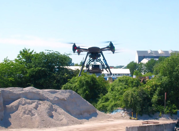 Drone flyver over byggeplads 