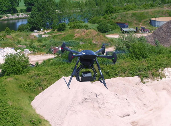 Drone set tæt på udenfor
