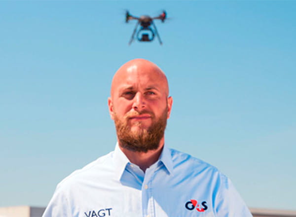 Dronevagt med drone over sig