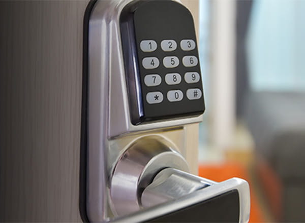 Elektronisk lås på dørhåndtag