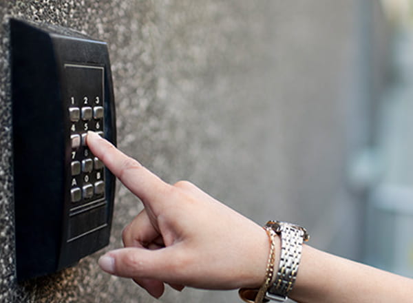 Elektronisk lås på væg