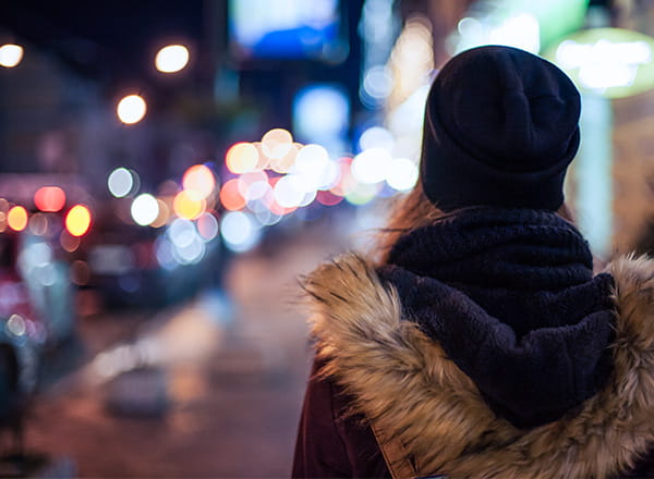 Pige der går udenfor i mørket