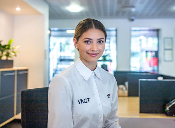 Fastvagt der sidder i reception