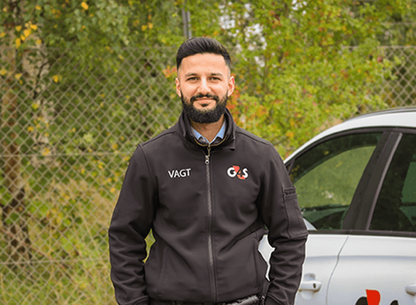 Furkan foran G4S bil og hegn