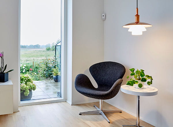 En stue med designermøbler