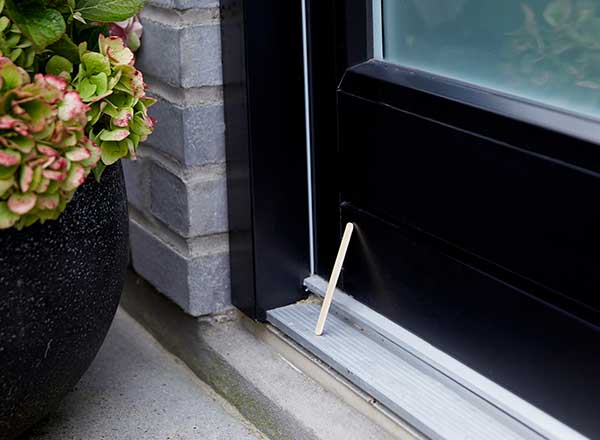 Ispind står op ad hoveddør