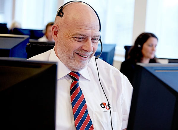 Ældre vagtassistent på kontrolcentralen