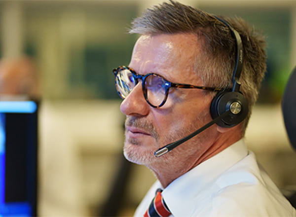 Kontrolcentral mand med headset