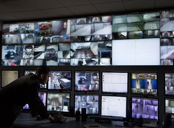 Kontrolcentral medarbejdere og skærme