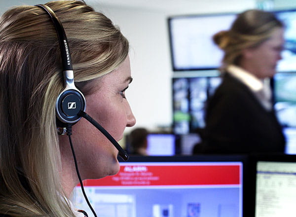 Kvinde på G4S kontrolcentral taler med en kunde, der har haft indbrud