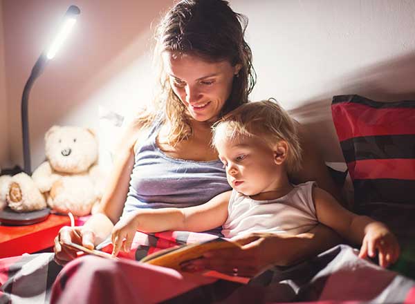 Kvinde putter sit barn