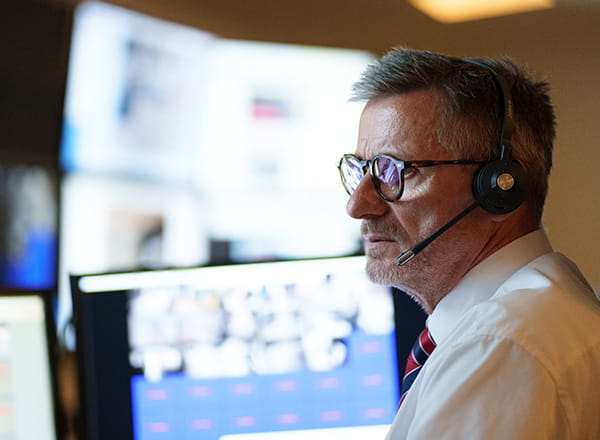 Kontrolcentral medarbejder der kigger på skærm