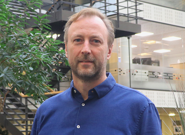 Lasse foran trappe på kontor