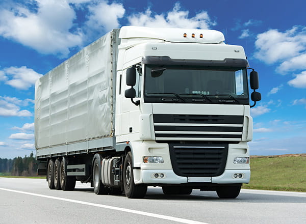 Lastbil der kører på vej