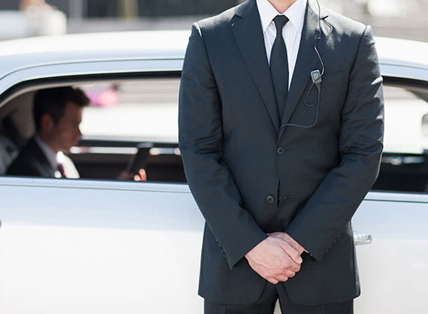 Livvagt står foran bil