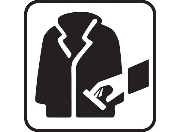 Hånd der tager værdier op af anden persons lomme