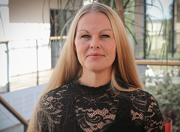 Lotte foran trappe i G4S