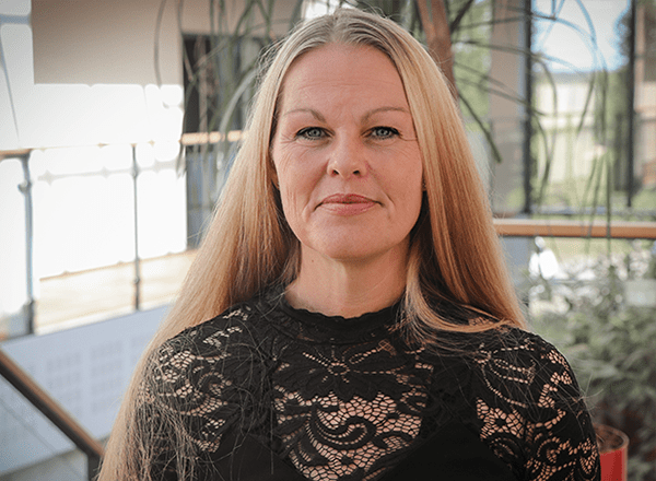 Lotte foran trappe i G4S