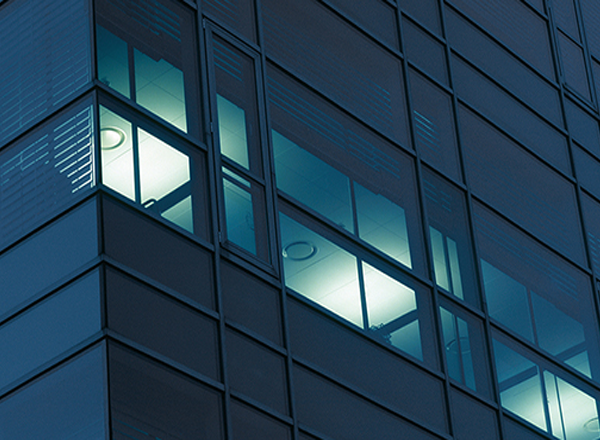 Lys i vindue i bygning