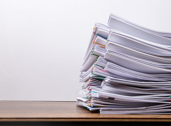 Papirbunker der ligger på bord